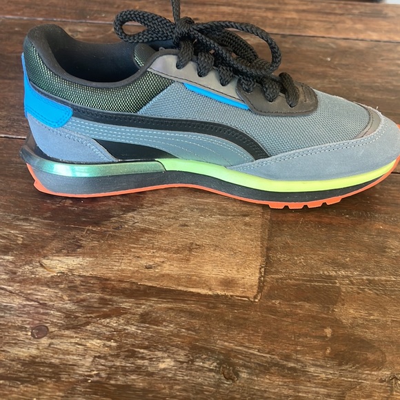 RARE!! Retro Pumas in shades of grey with great pops of color - Picture 5 of 7